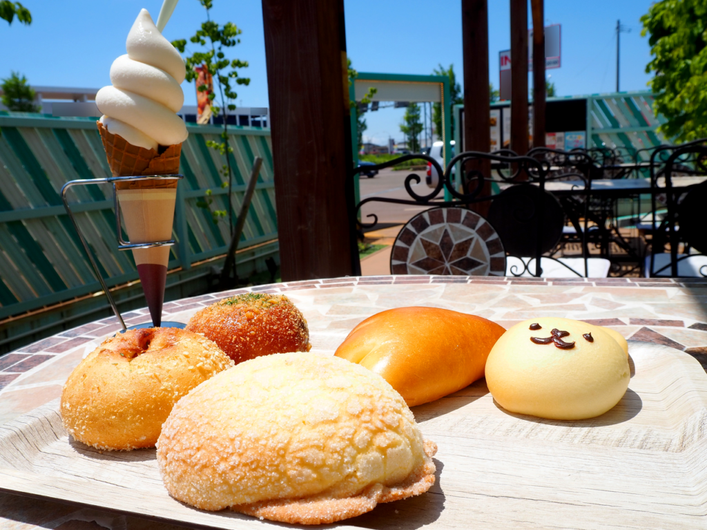 テラス席とソフトクリームとパンたち