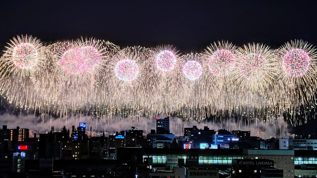 長岡市】夜空いっぱいに打ちあがるフェニックス花火！今年も長岡まつり『長岡大花火大会』が無事に終了しました。 | 号外NET ピックアップ！新潟